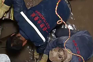 丹东电梯井堵漏施工视频